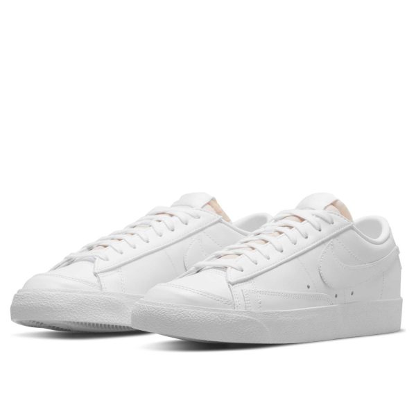 Nike Women's Blazer Low 77 W (DC4769-101) белого цвета