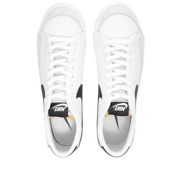 Nike Women's W Blazer Low '77 (DC4769-102) белого цвета