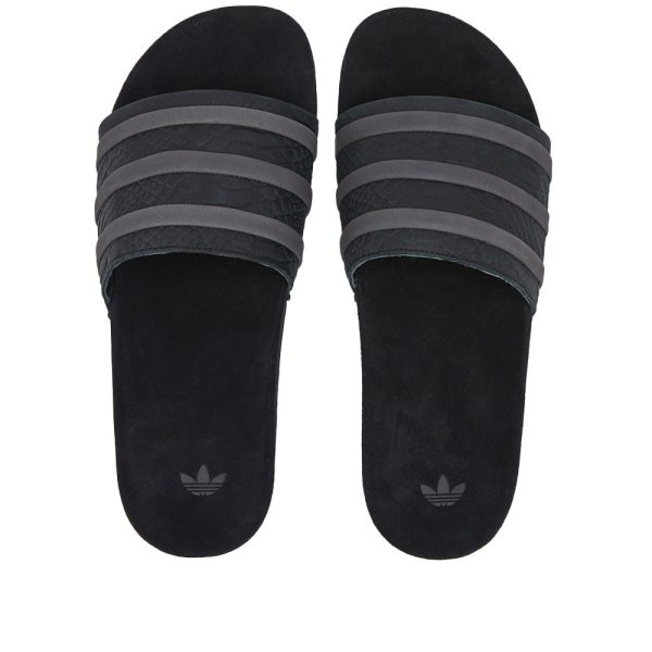 Adidas Men's Adilette (FZ6451) белого цвета