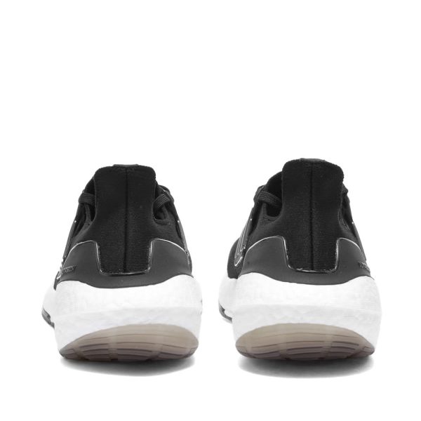 Adidas Men's Ultraboost 22 (GX3062-BLK) белого цвета