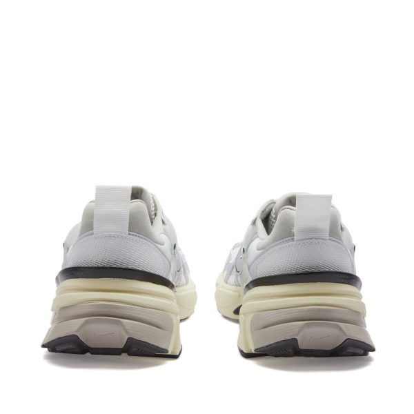Nike WoV2K Run W (FD0736-100) белого цвета