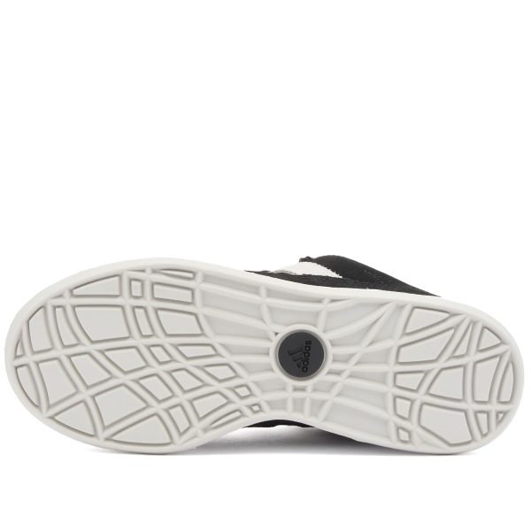 Adidas Adimatic Core Black/Crystal White/Carbon (ID8265) белого цвета