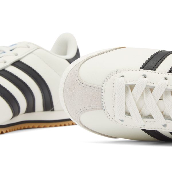 Adidas Kick Core White/Core Black/Gum (IG8950) белого цвета