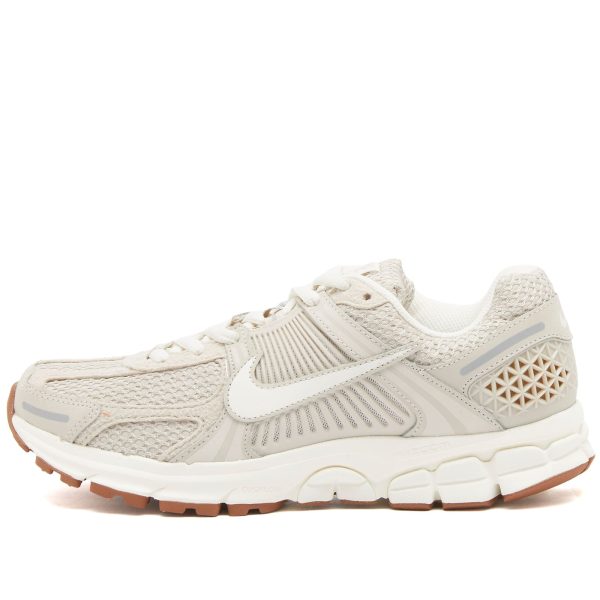 Nike WoW Vomero 5 Orewood Brown/Sail/Gum (FZ3780-101) коричневого цвета