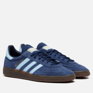 кроссовки adidas Handball Spezial (KROSSOVKI-ADIDAS-ORIGINALS-HANDBALL-SPEZIAL-COLLEGIATE-NAVY-CLEAR-SKY-GUM-00_450X450.JPG) синего цвета